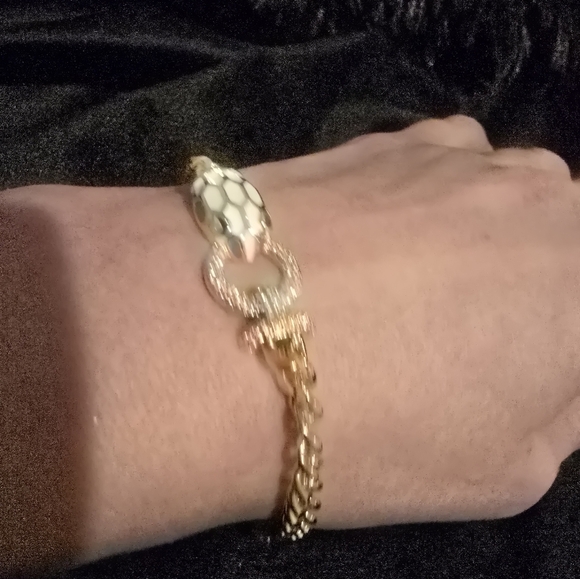 21kgp Dubai Jewelry Elegant Gold Bracelet with Green Accents - Picture 8 of 13